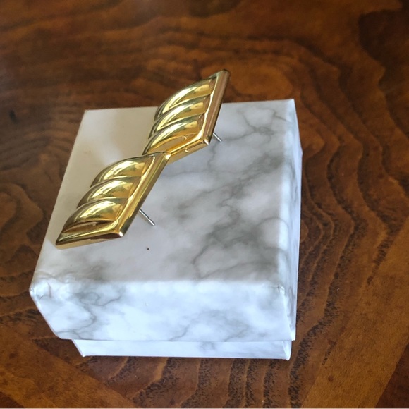 Vintage Monet textured gold plated pierced earrings - Picture 3 of 11